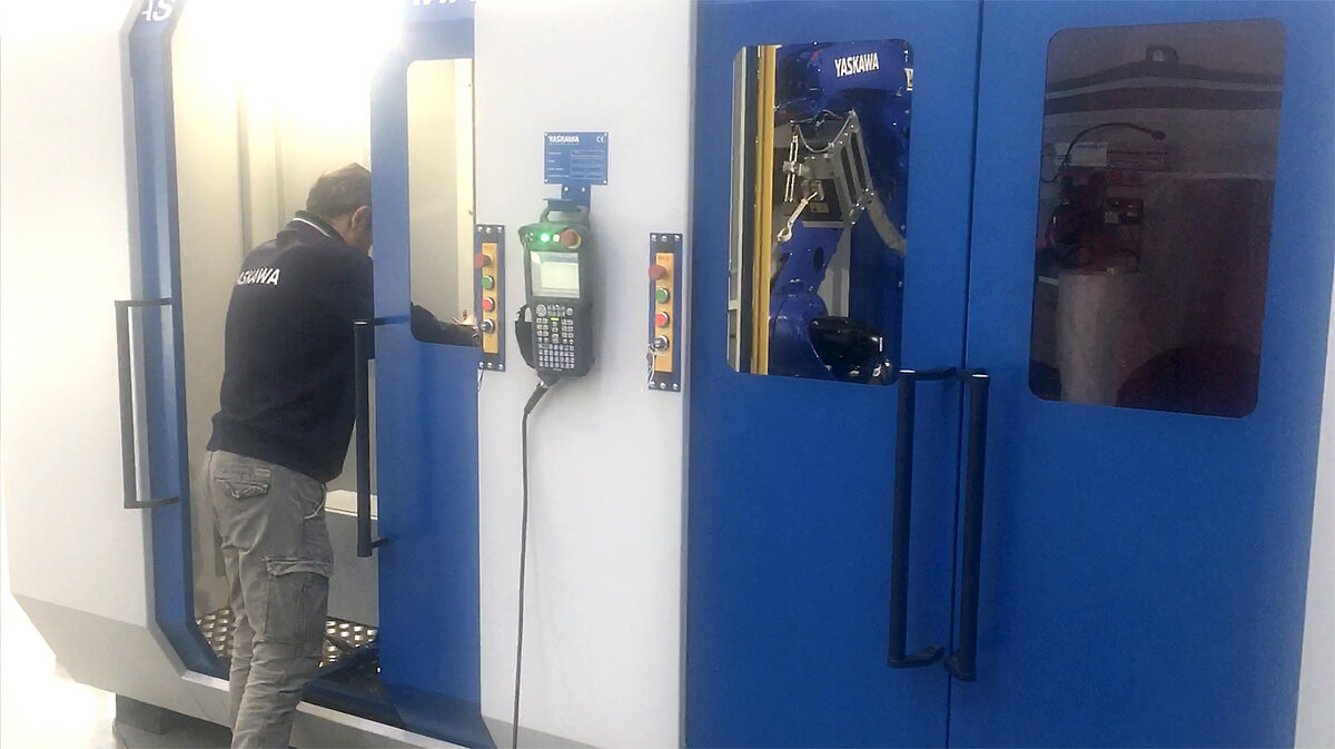 torneria castiglioni - addetto al lavoro su cella Yaskawa